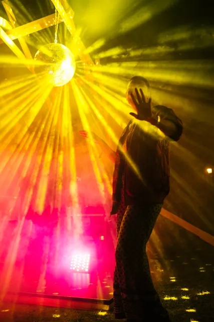 Dancing between beams of light