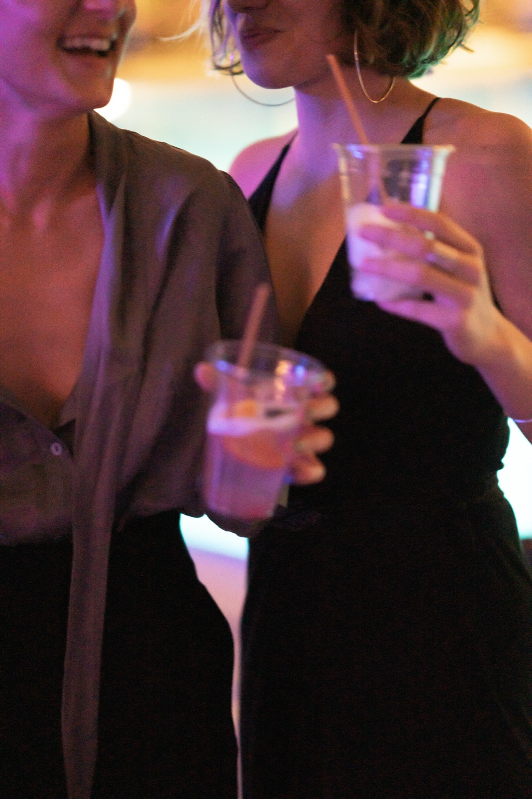 Two KULÜP guests sharing drinks and conversation