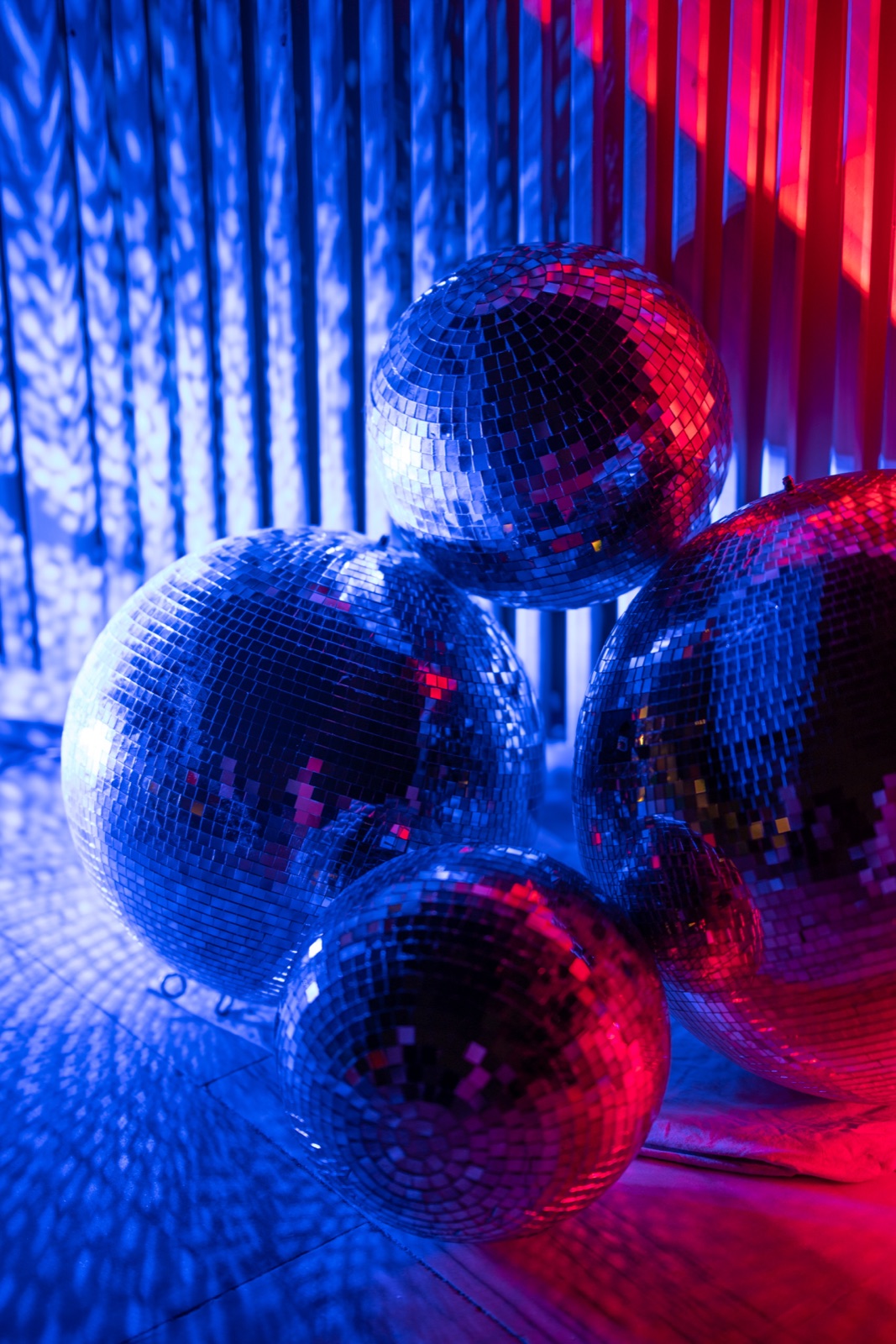 Mirrored spheres carrying blue and red light at KULÜP