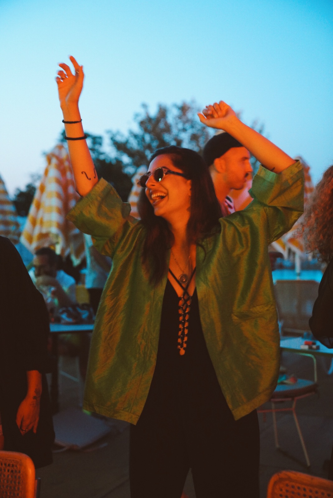 A guest dancing under the open sky at KULÜP