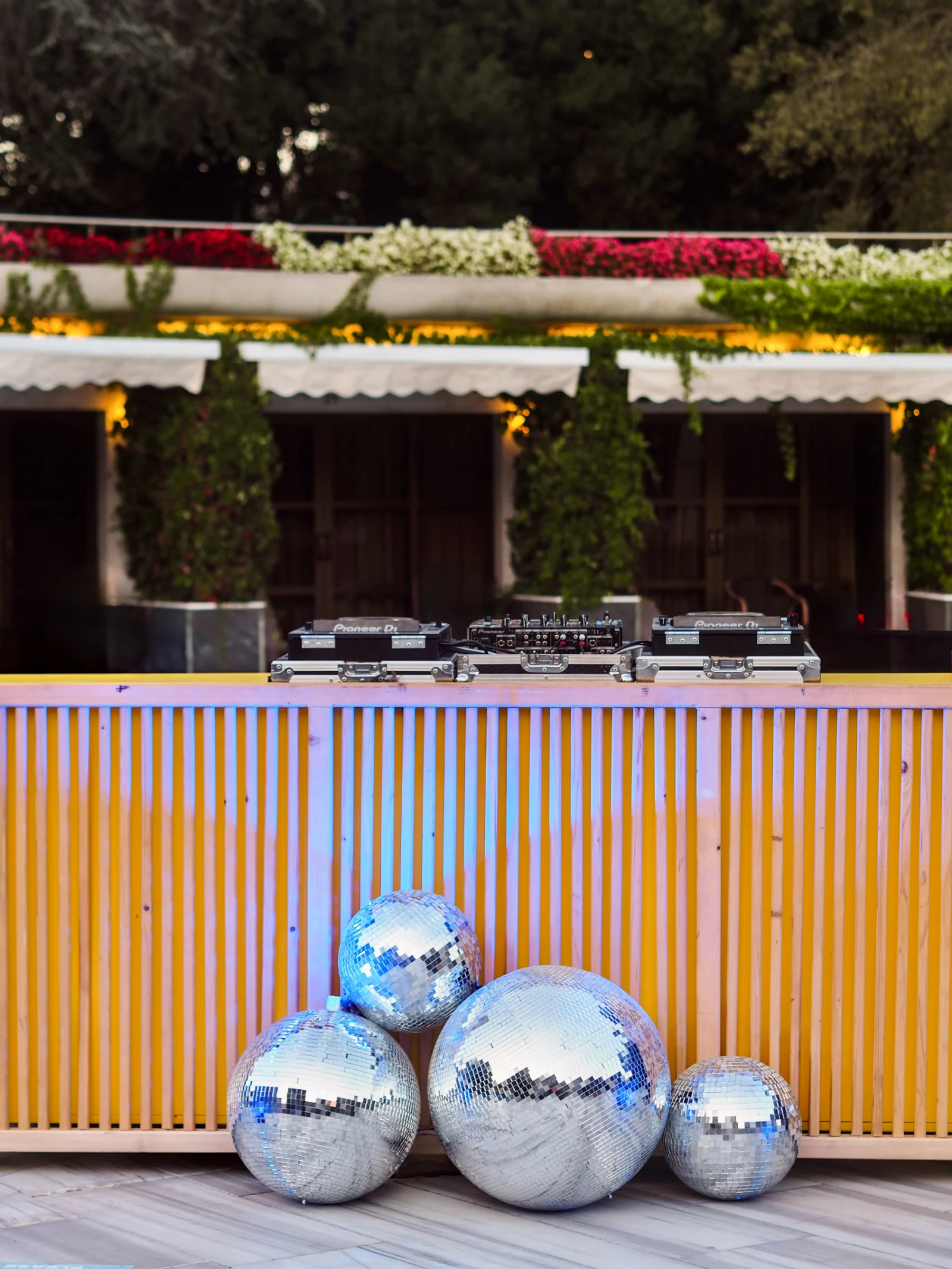 The KULÜP installation: garden, timber booth with decks, and mirrored spheres
